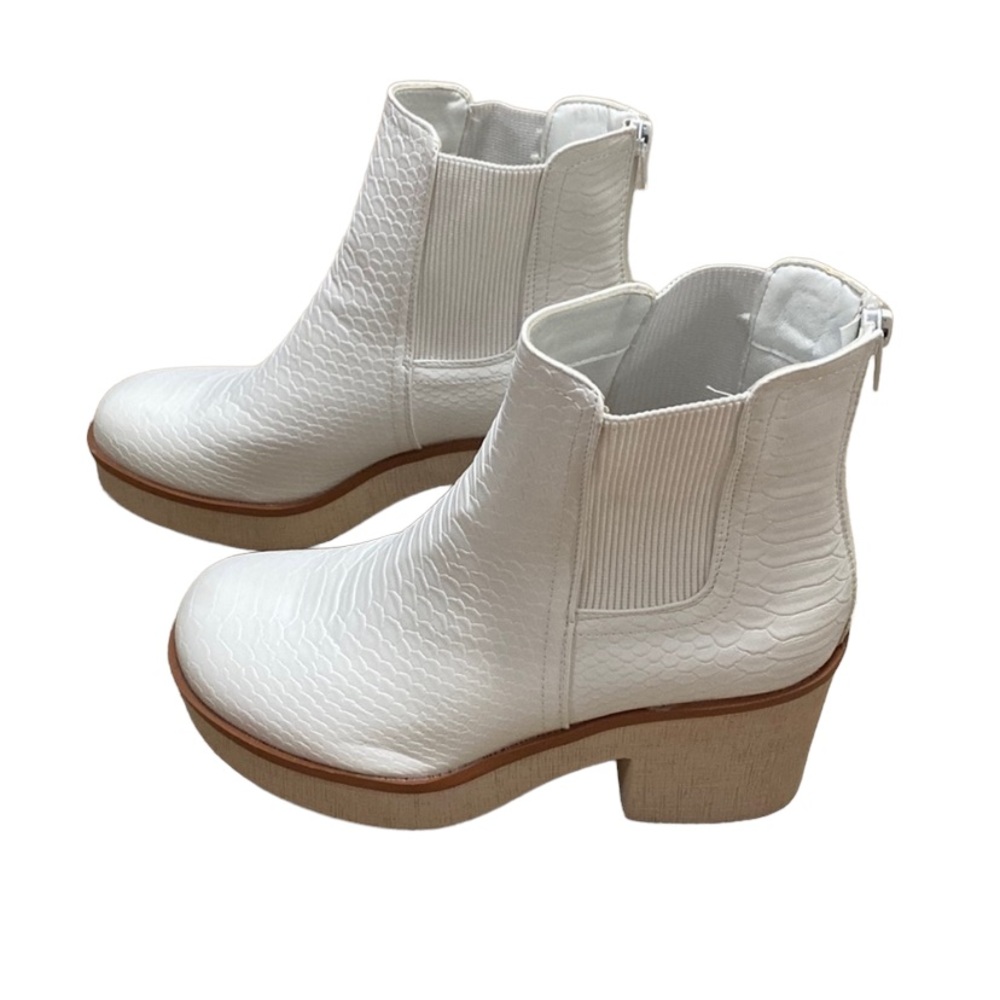 NWOT Pierre Dumas Clue Booties